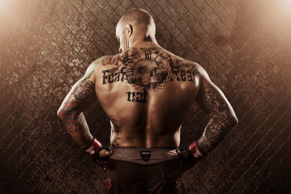 Tattoo auf dem Rücken eines Mixed Martial Arts Wrestlers