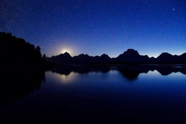 Le ciel nocturne au-dessus du lac est magnifique