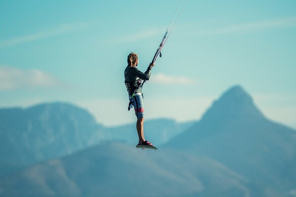 Ein Kitesurfer-Athlet im blauen Himmel