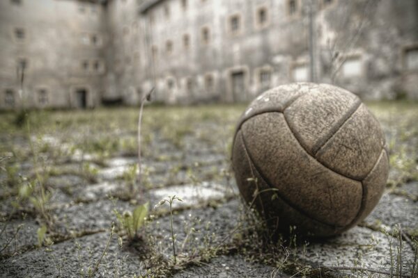 Una pelota olvidada en un patio abandonado