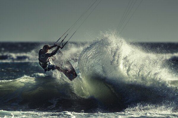 Athlète de kitesurf sur la vague de la mer