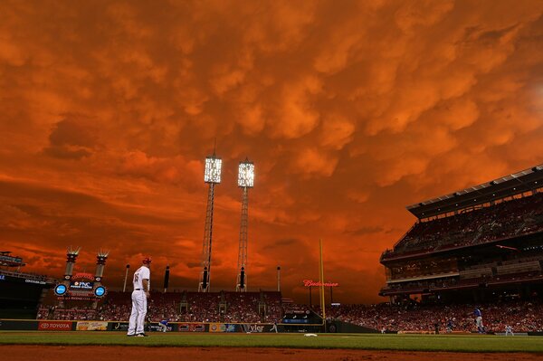 Schöne Wolken über dem Stadion, in dem Baseball gespielt wird