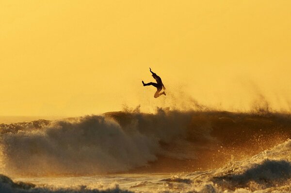 Faszinierender Surfer bei Sonnenuntergang des Tages