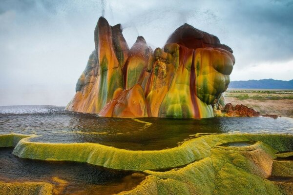 Montaña de color en la piscina de agua