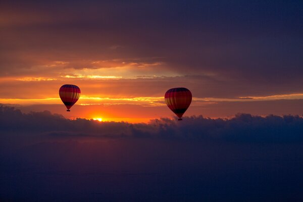 Palloncini nel cielo al tramonto foto