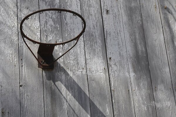 Anneau de sport sur un mur gris