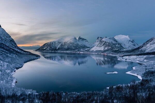 Der See und die Berge bedeckten den Winter mit Schnee