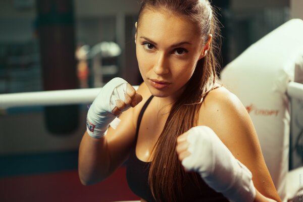 Junge Boxer Mädchen posiert