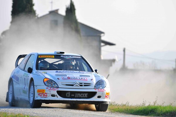 Siteoen blanco participa en la carrera