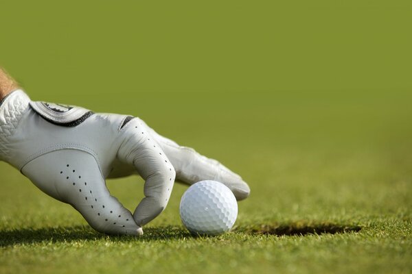 Außergewöhnlicher Golf. Vergessen Sie nicht die Handschuhe und den Golfball