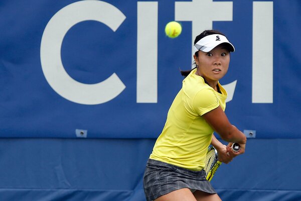 Tennisspielerin wird einen Schlag auf den Ball machen