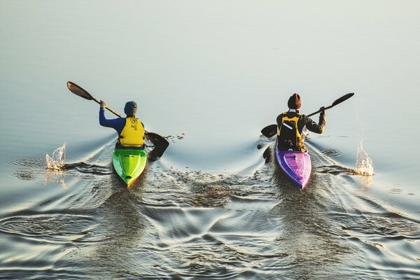 Sport auf Booten Rudern im Fluss