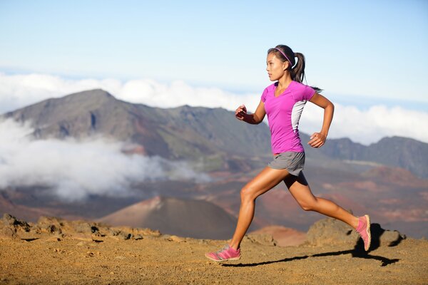 Ragazza che corre sullo sfondo delle montagne