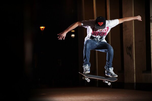 Screensaver con un ragazzo che salta su uno skateboard. Sport