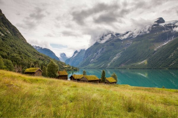 Norwegen. Landschaft mit Hütten und Bergen