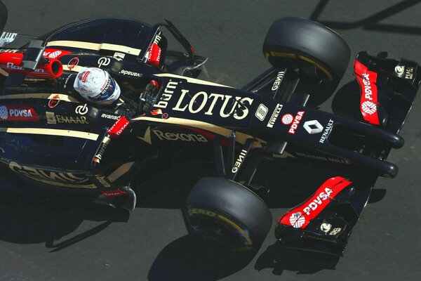 Auto da corsa Renault con logo Lotus