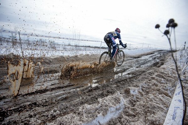 Cyclo-Cross chez les hommes par mauvais temps