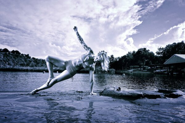 Yoga ragazze sulla superficie dell acqua