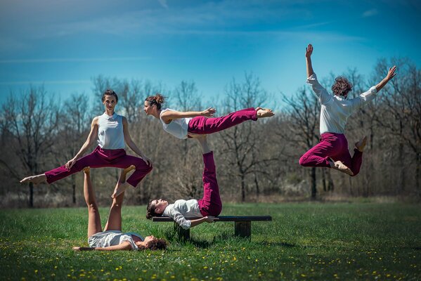 Lezioni di ginnastica nella natura. Esecuzione di salti e spago