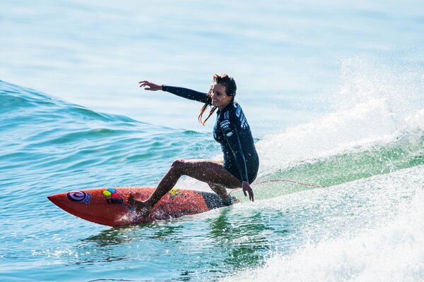 Vague de planche de surf femelle