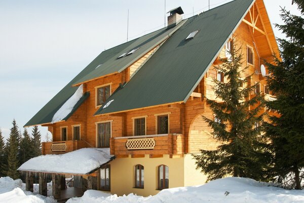 Casa de madera en el bosque