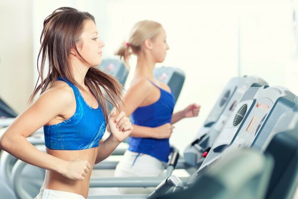 Chicas atletas en cintas de correr