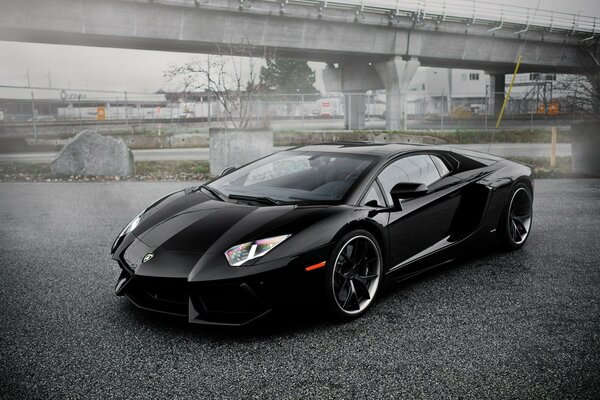 Czarny Lambo aventador na parkingu