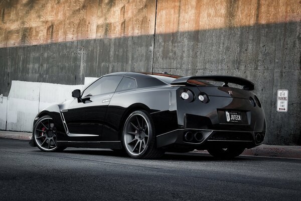 Czarny Nissan GTR z tuningiem felg