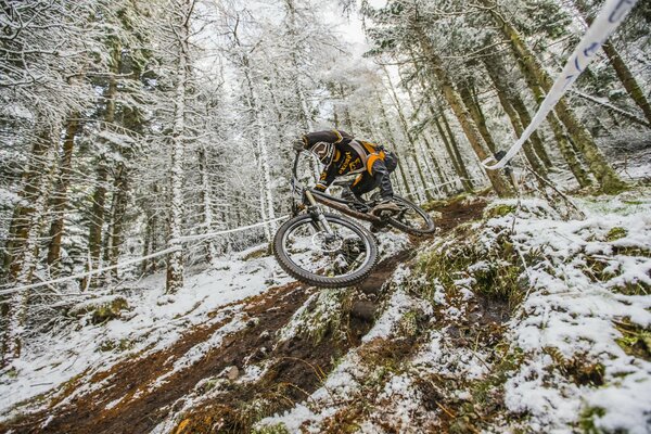 Dangerous descent of a cyclist in winter