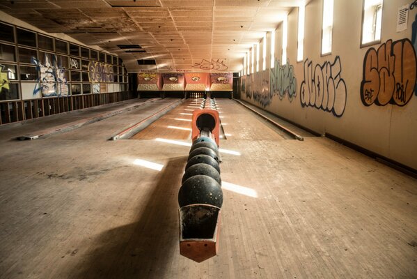 Palle da bowling nella sala