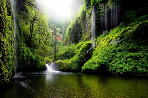 Cascade qui se jette dans la rivière à haute altitude