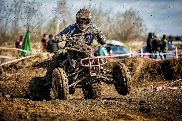 Corsa fuoristrada in quad