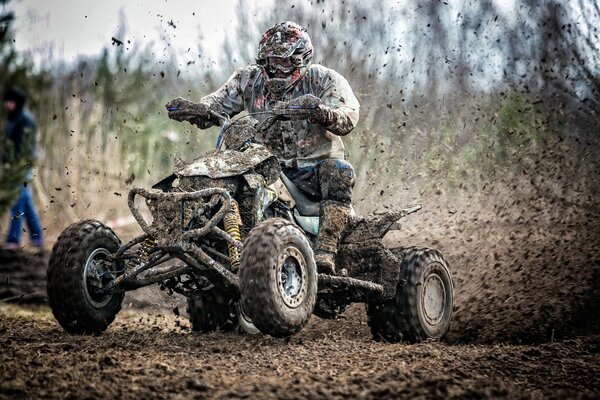 Un Quad participe à une course de boue