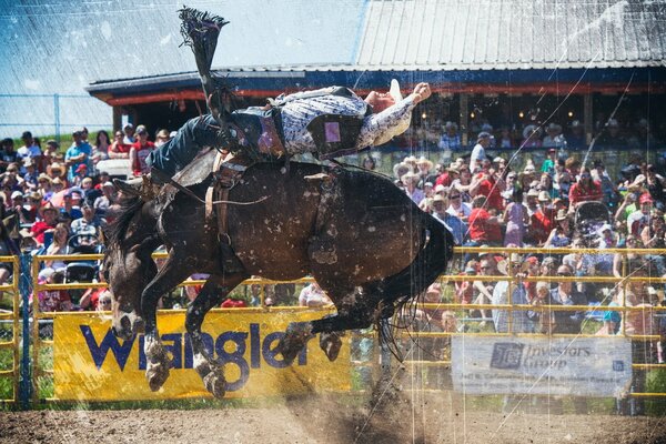 Das atemberaubende Rodeo wird von einer Zuschauermenge beobachtet