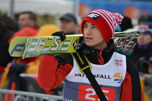 Ein Skisportler verlässt die Piste