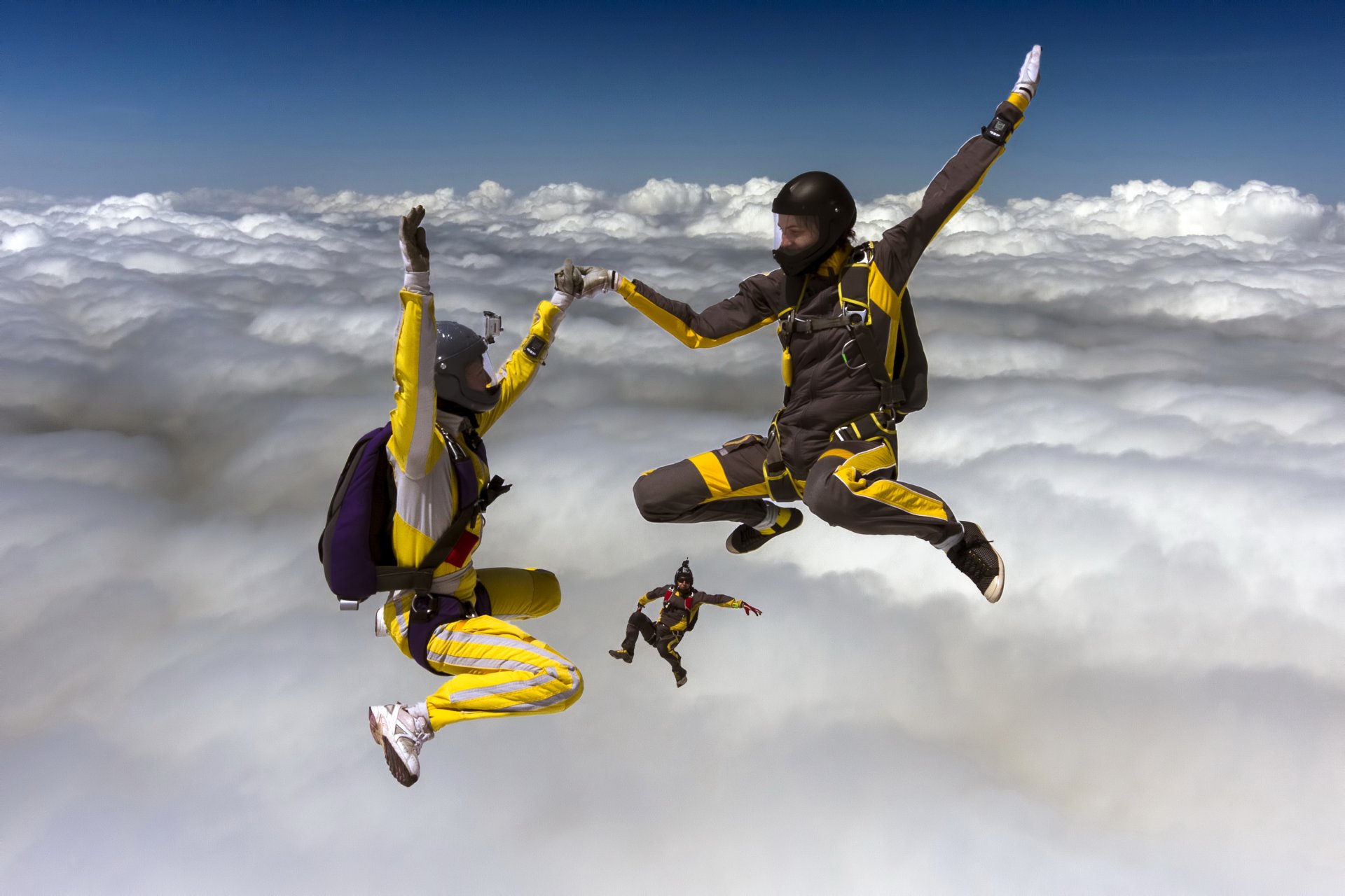 himmel drei fallschirmspringer form wolken sport foto