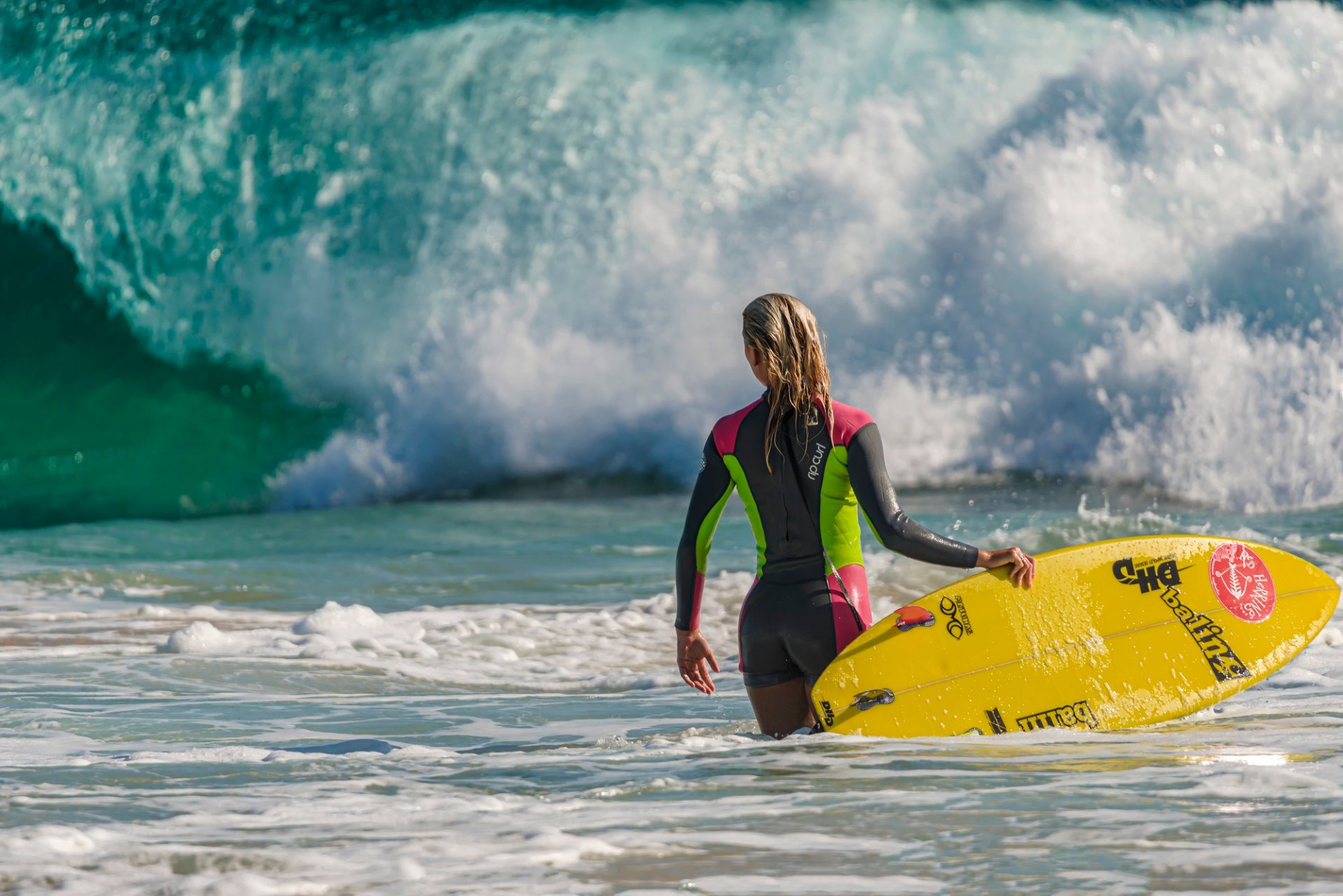 surf ragazza onda bordo