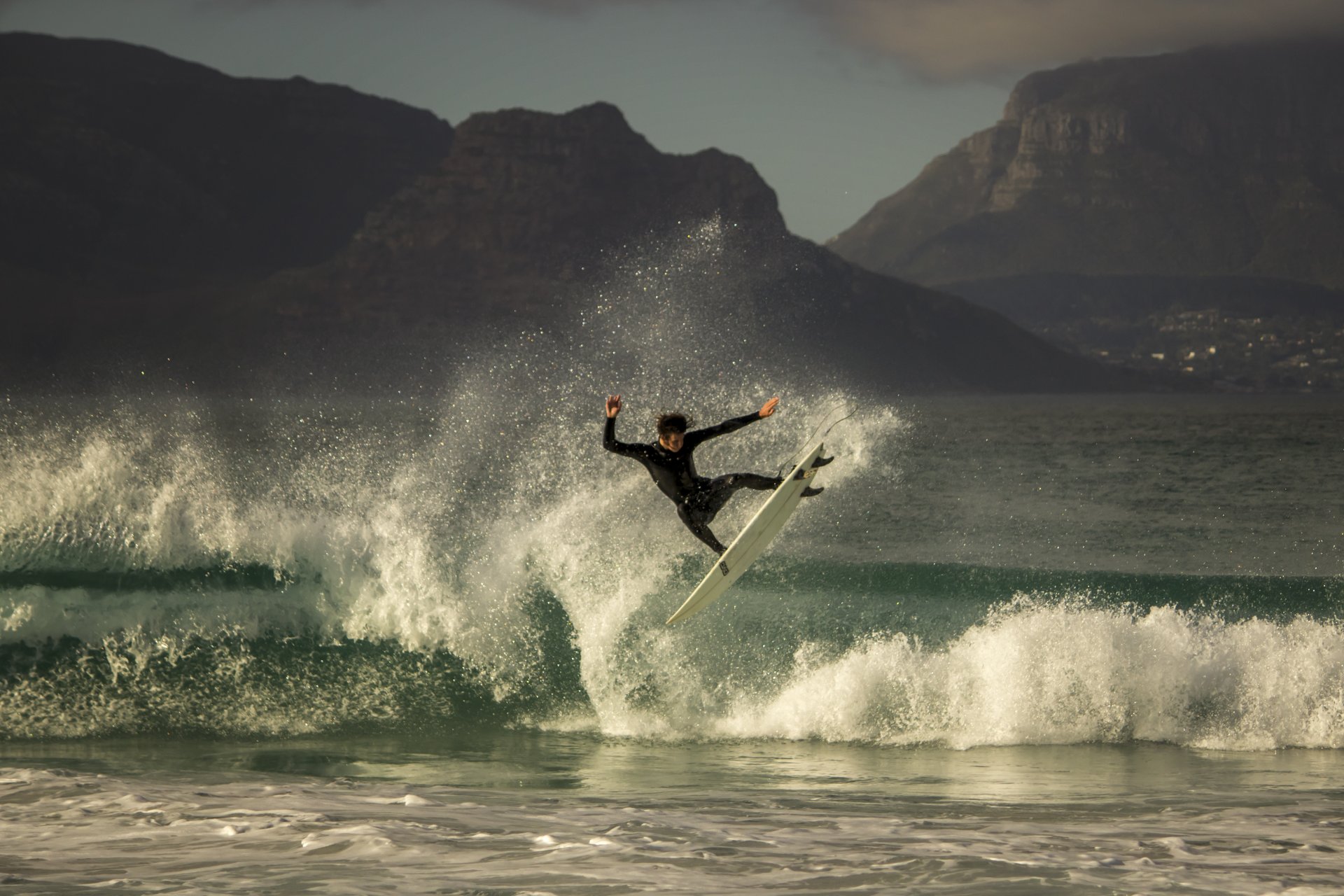 urfing surfboards aereo mountains sea village