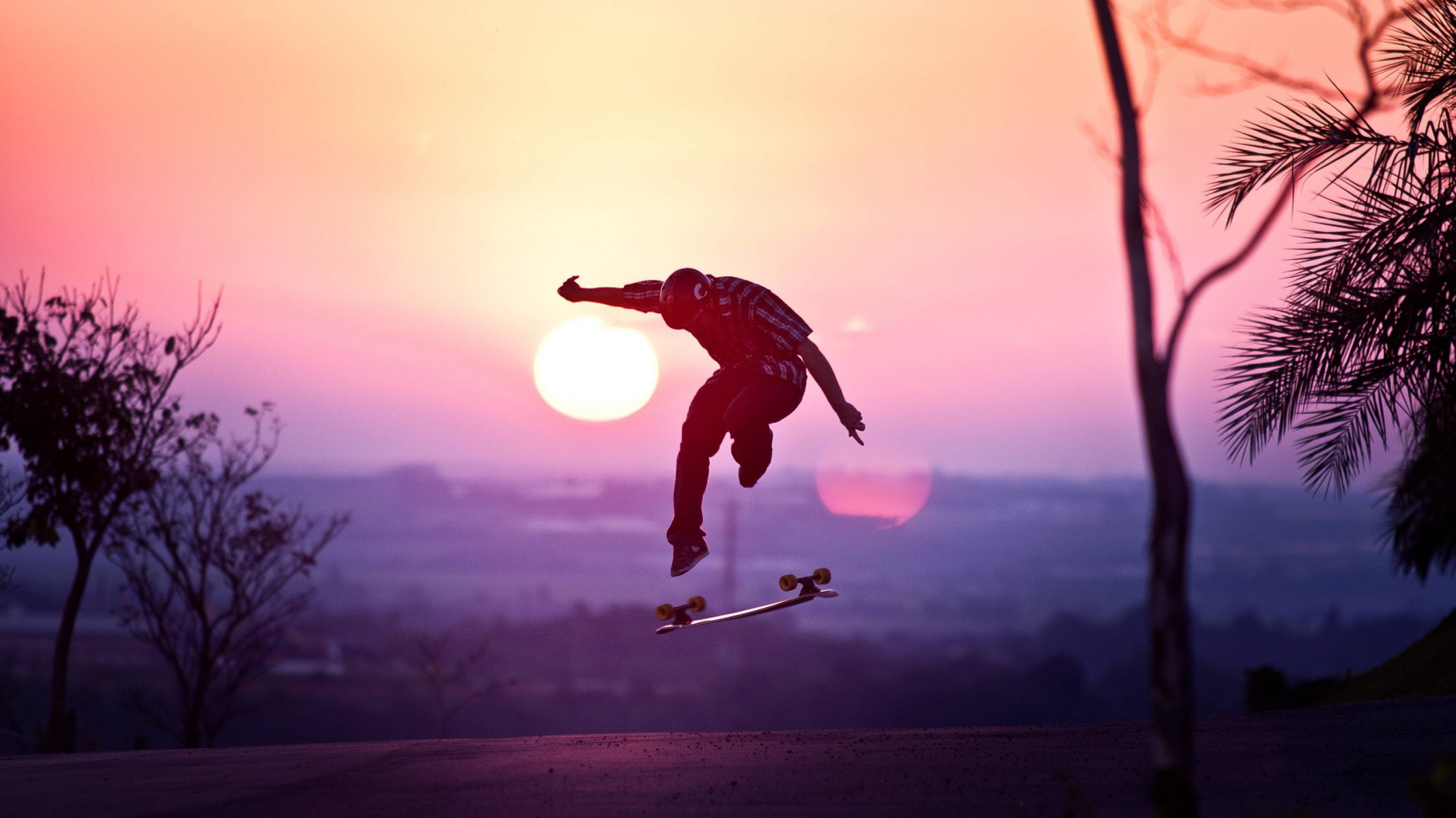 guy casque planche à roulettes saut soleil coucher de soleil