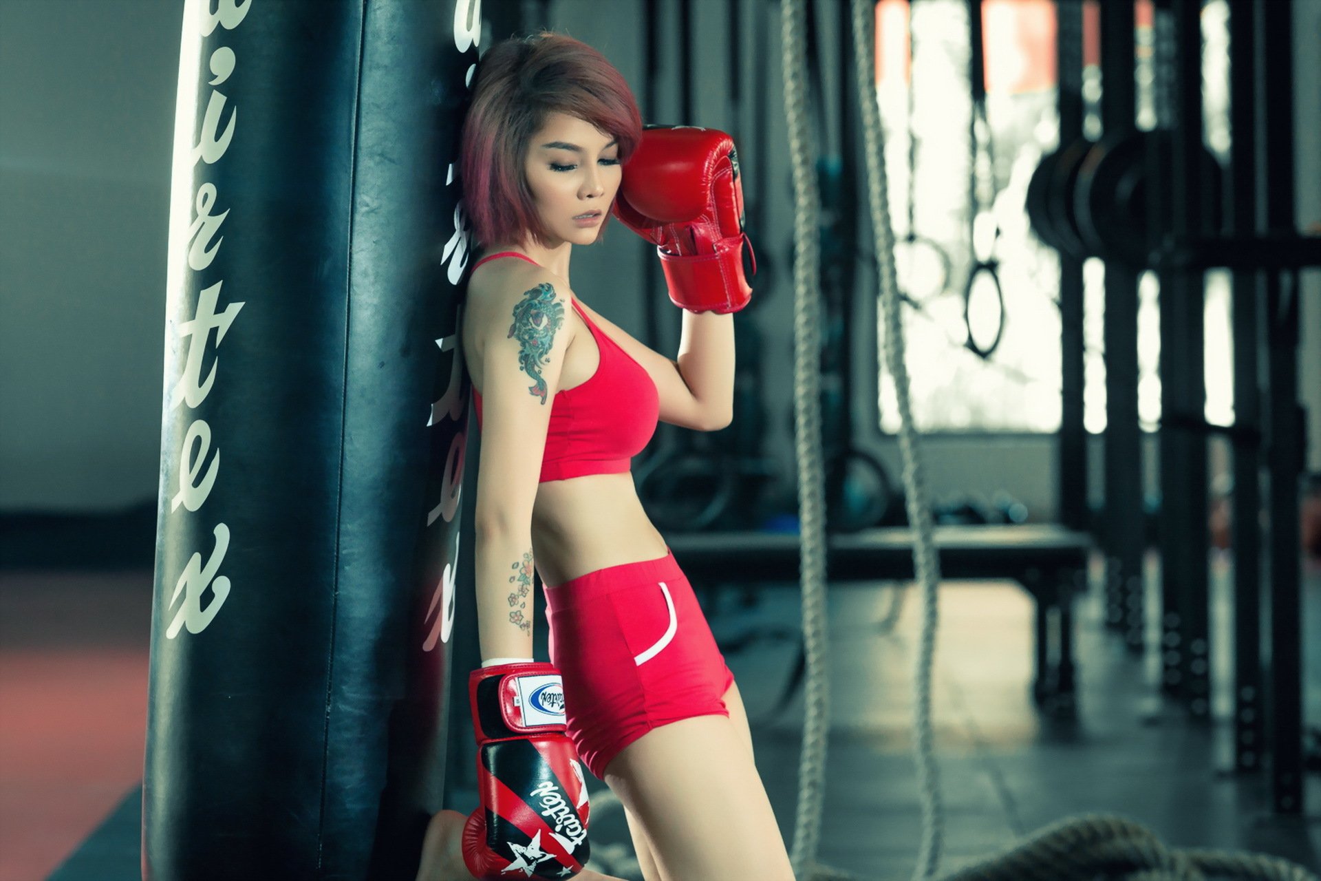 chica asiático entrenamiento boxeo deporte