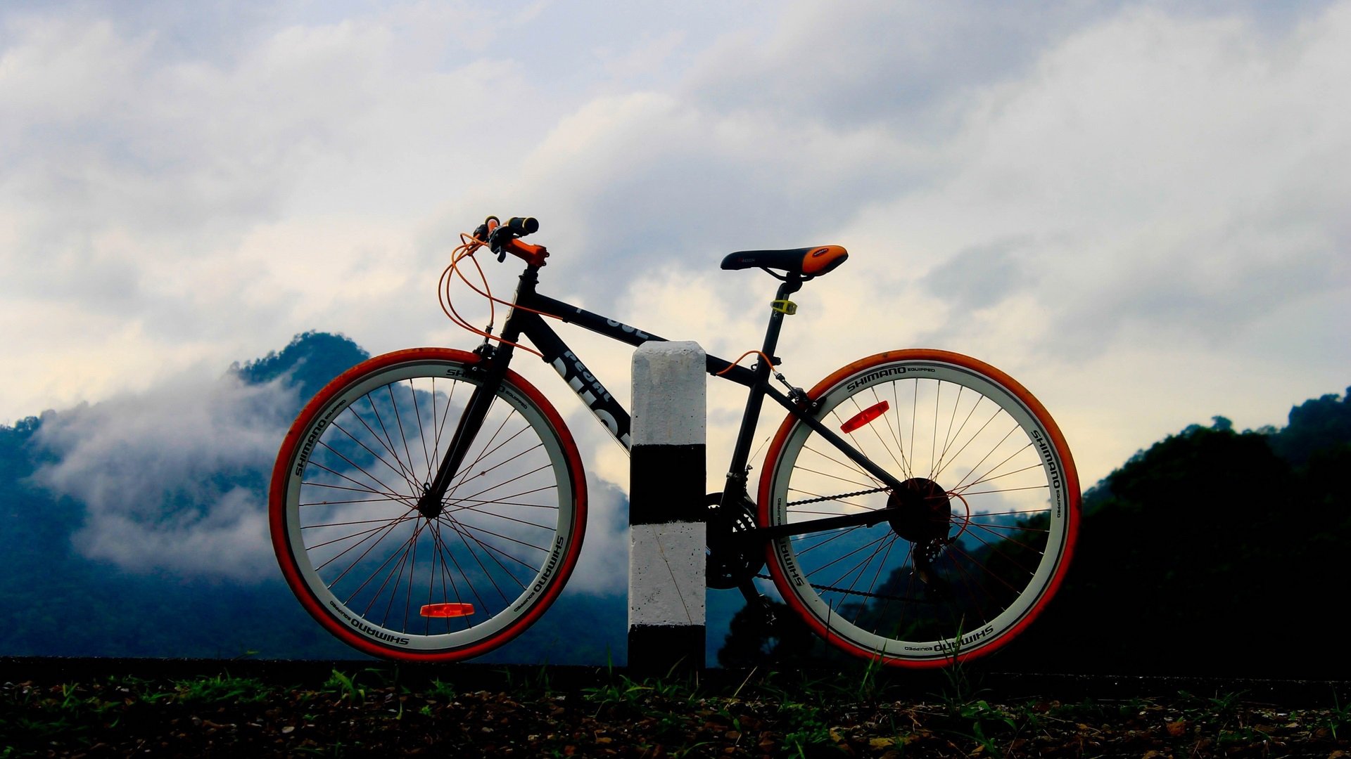 straße säule berge wald natur fahrrad rahmen speichen silhouette bewegung abstand reise reise wanderung himmel wolken