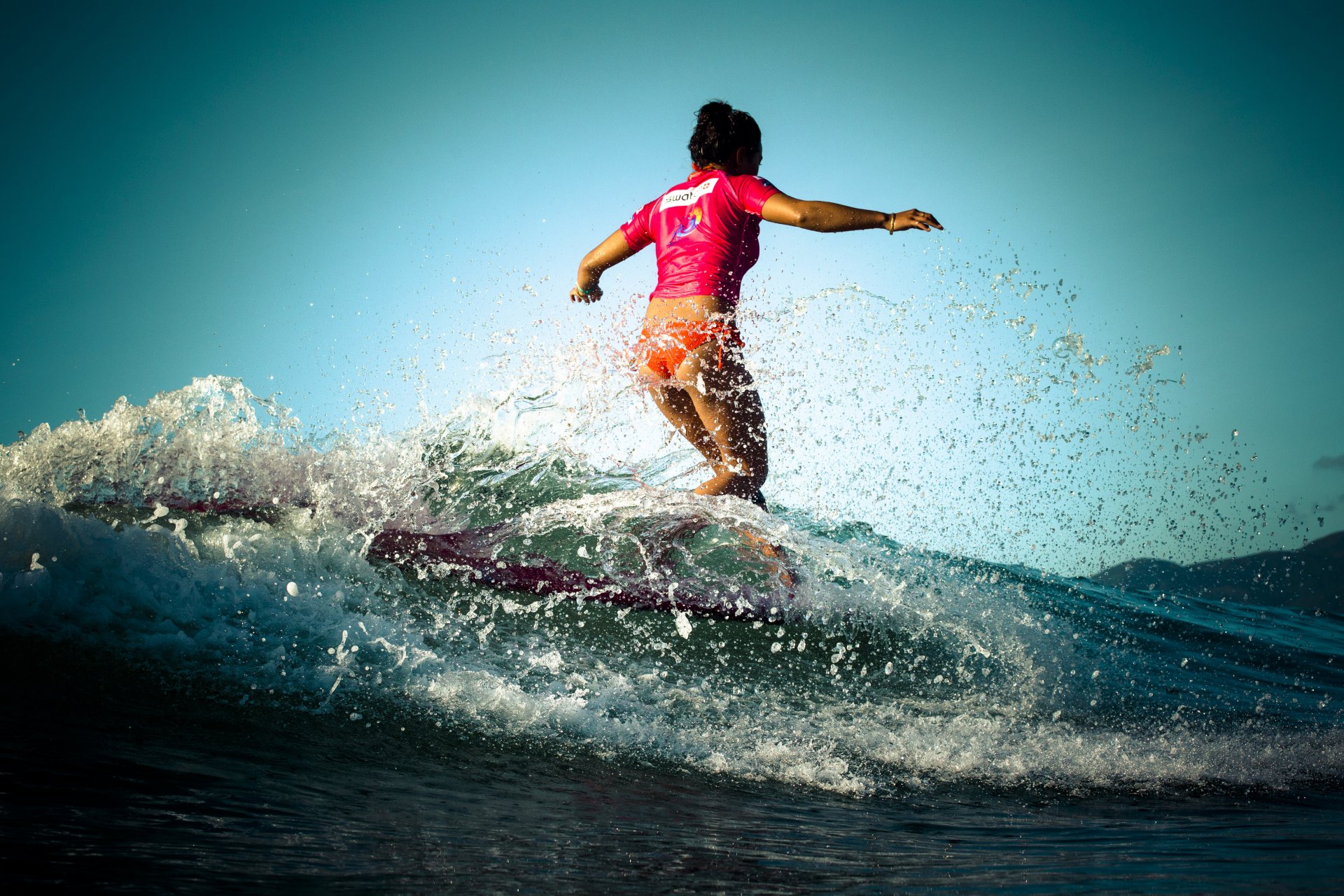 surfing ragazza bordo oceano onda spruzzo