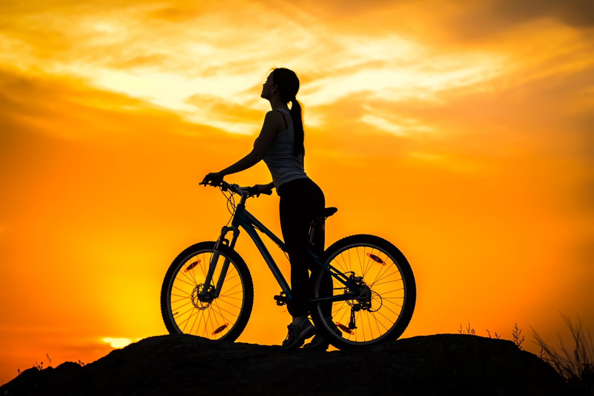 montagna bici bici sport ragazza silhouette tramonto crepuscolo cielo