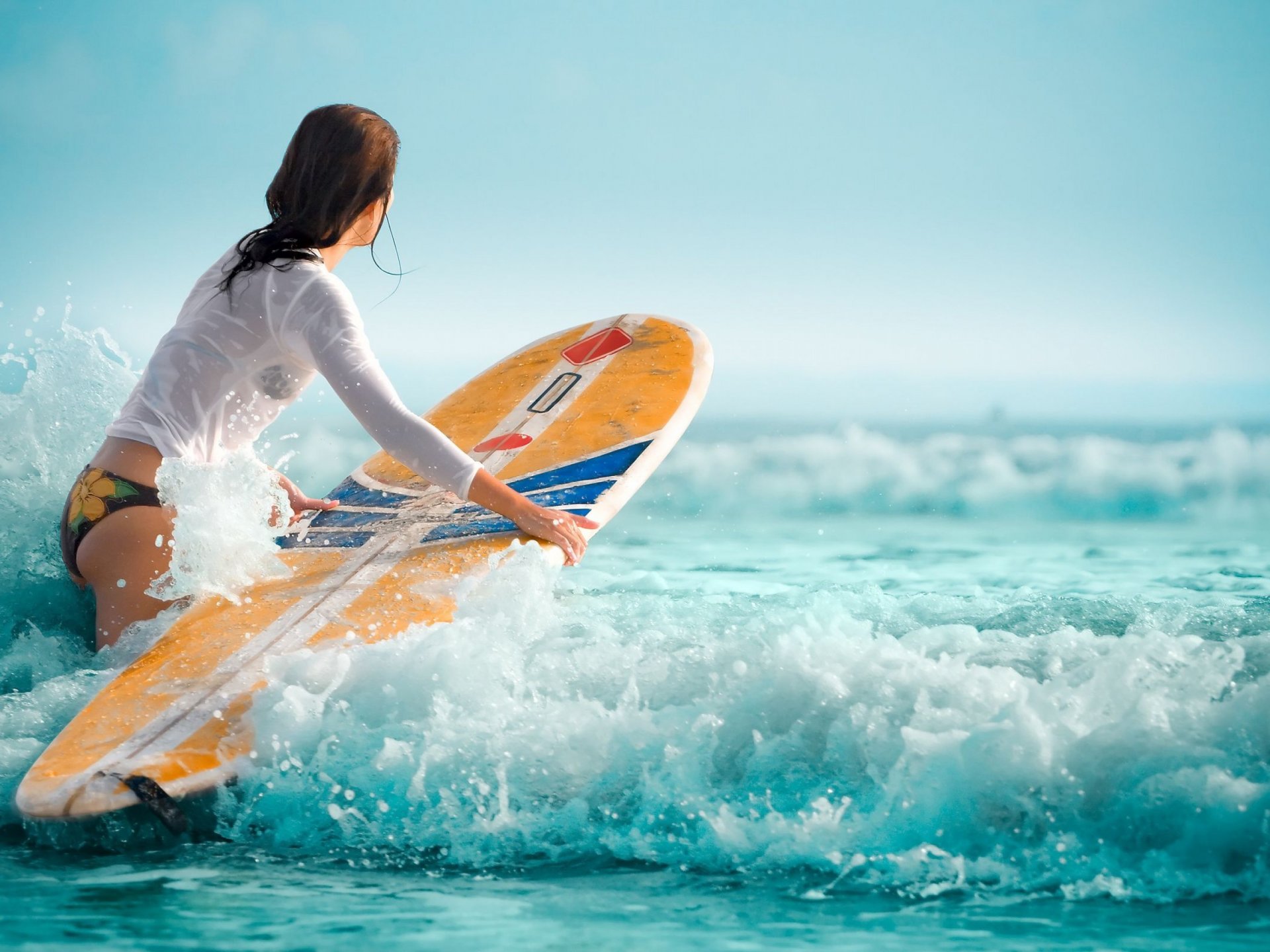 ragazza tavole da surf onde