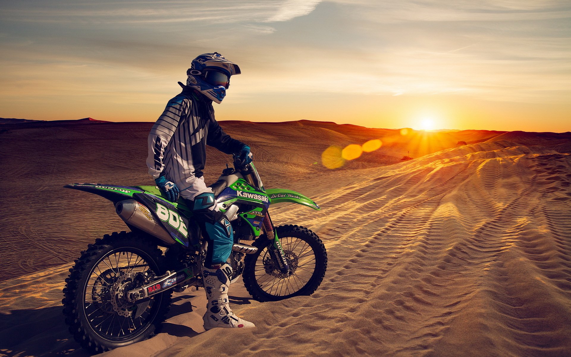 moto arena dunas puesta de sol