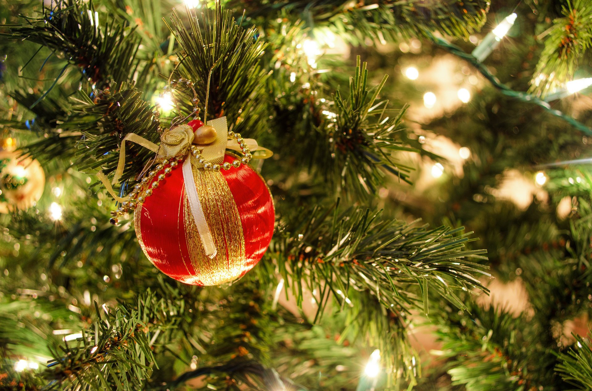 ball garland tree new year red branche