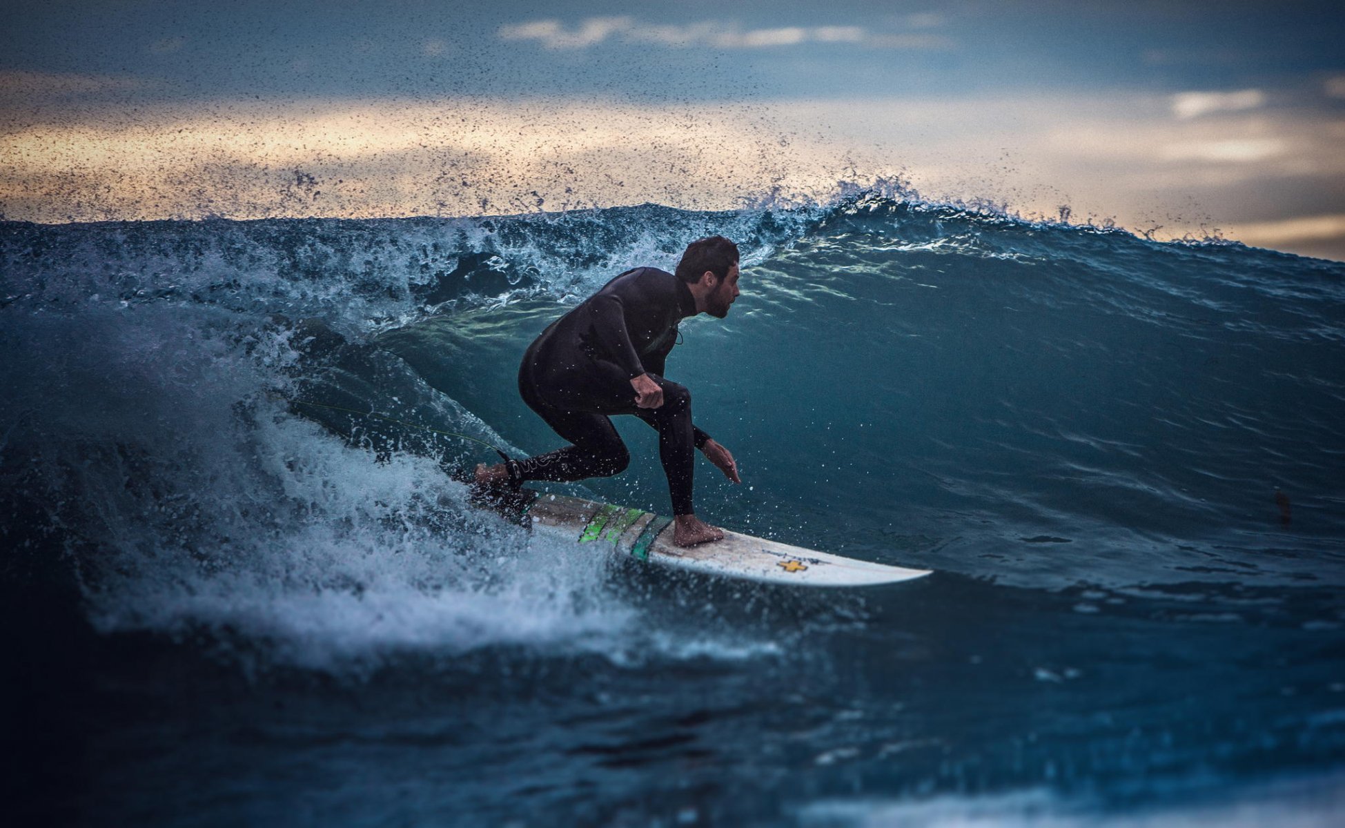 surfen männlich sportler ozean welle