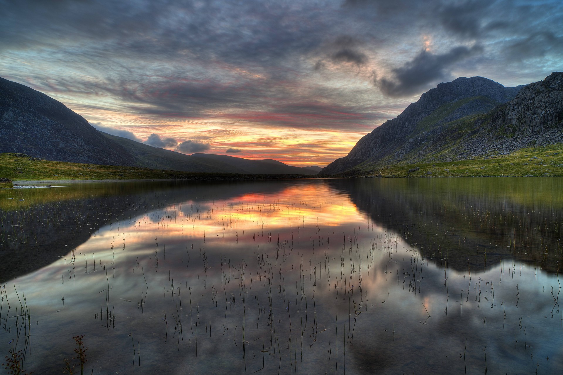 reino unido lago montañas snowdonia puesta de sol