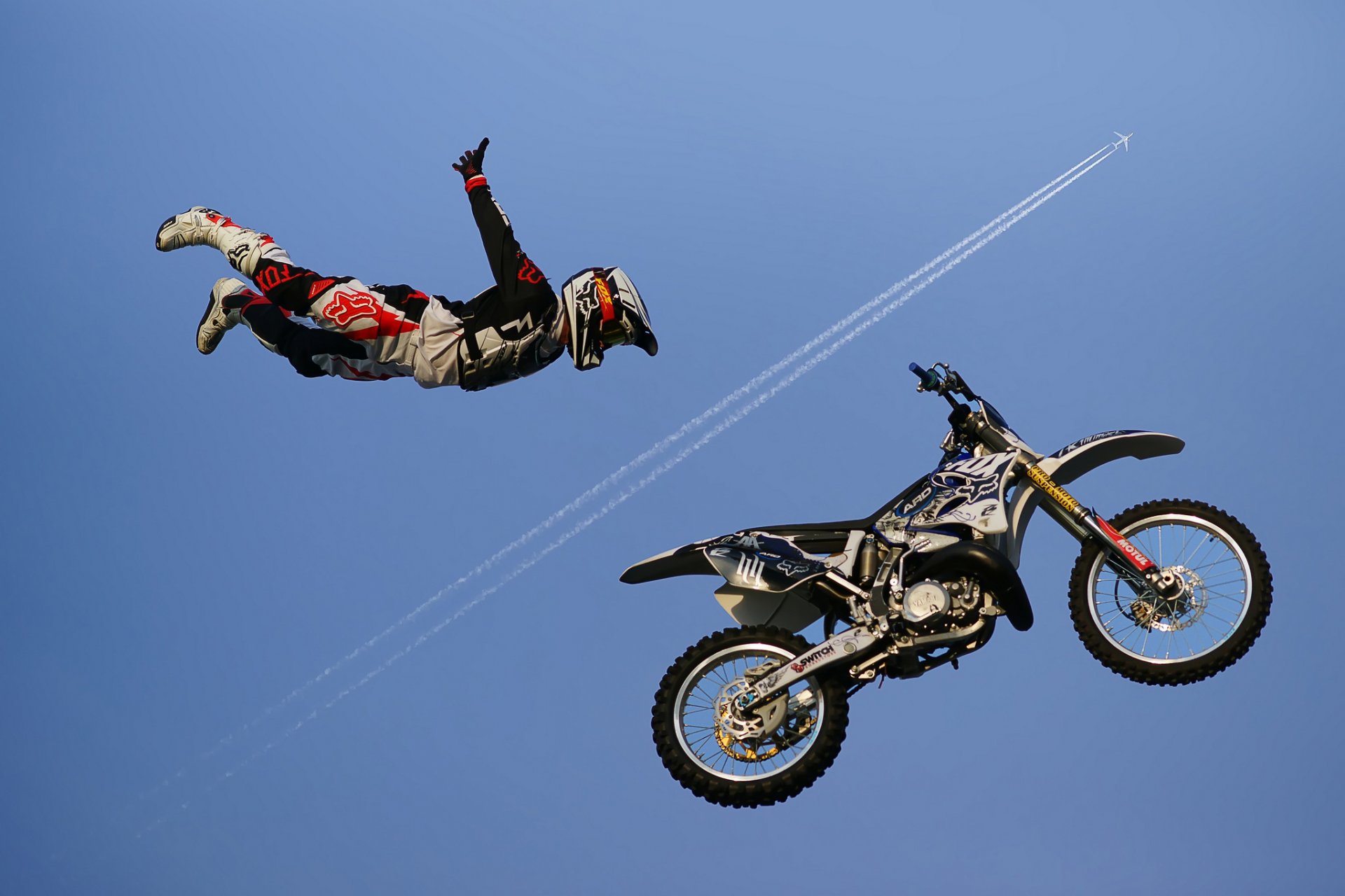 moto coureur avion à réaction ciel course