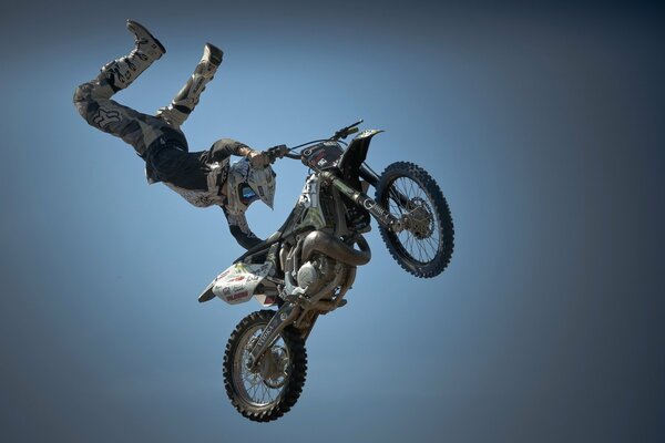 Sprung in den Himmel eines Motorradfahrers